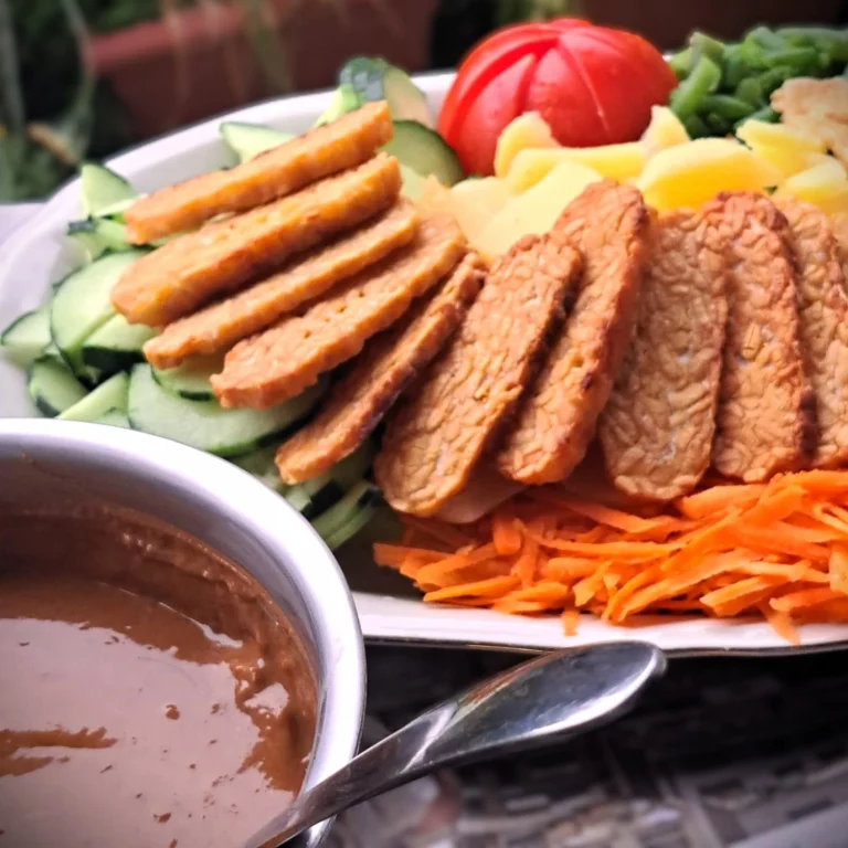 Gebratener Tempeh auf Karotten, Gurken und Kartoffeln mit Saucenpfanne