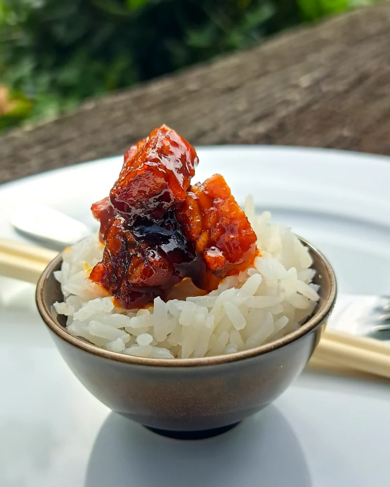 Süsslich- leicht scharfes Tempeh Gericht mit koreanischer Gochujang Paprika Paste