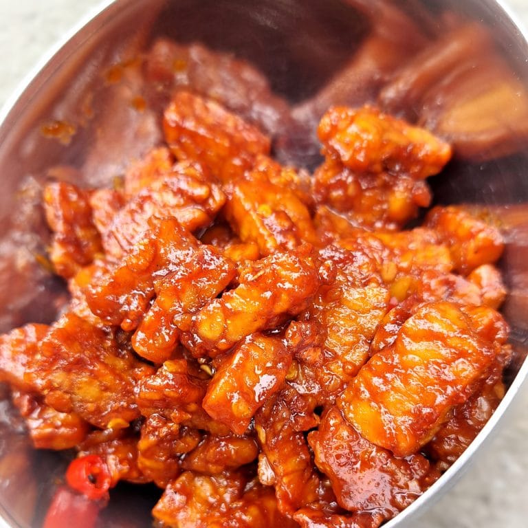 gebratenes Tempeh mit roter Glasur