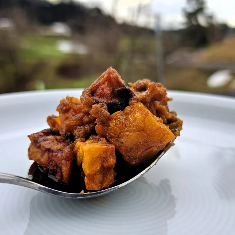 Rendang Tempeh auf einem Löffel