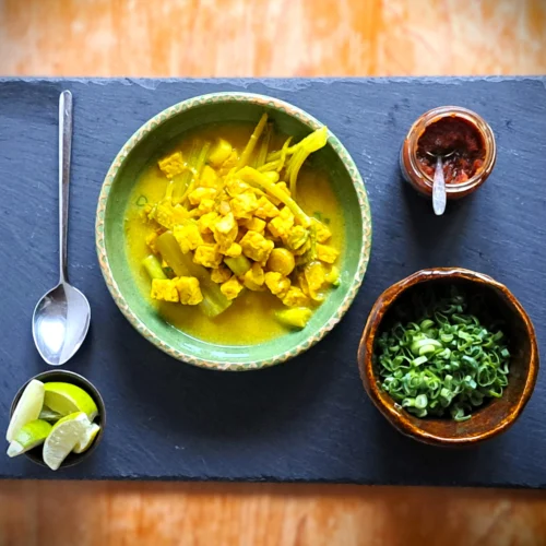 Soto Tempeh mit Sambal und Limonenschnitzen