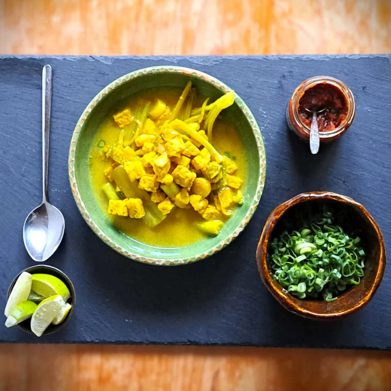 Soto Tempeh mit Sambal und Limonenschnitzen