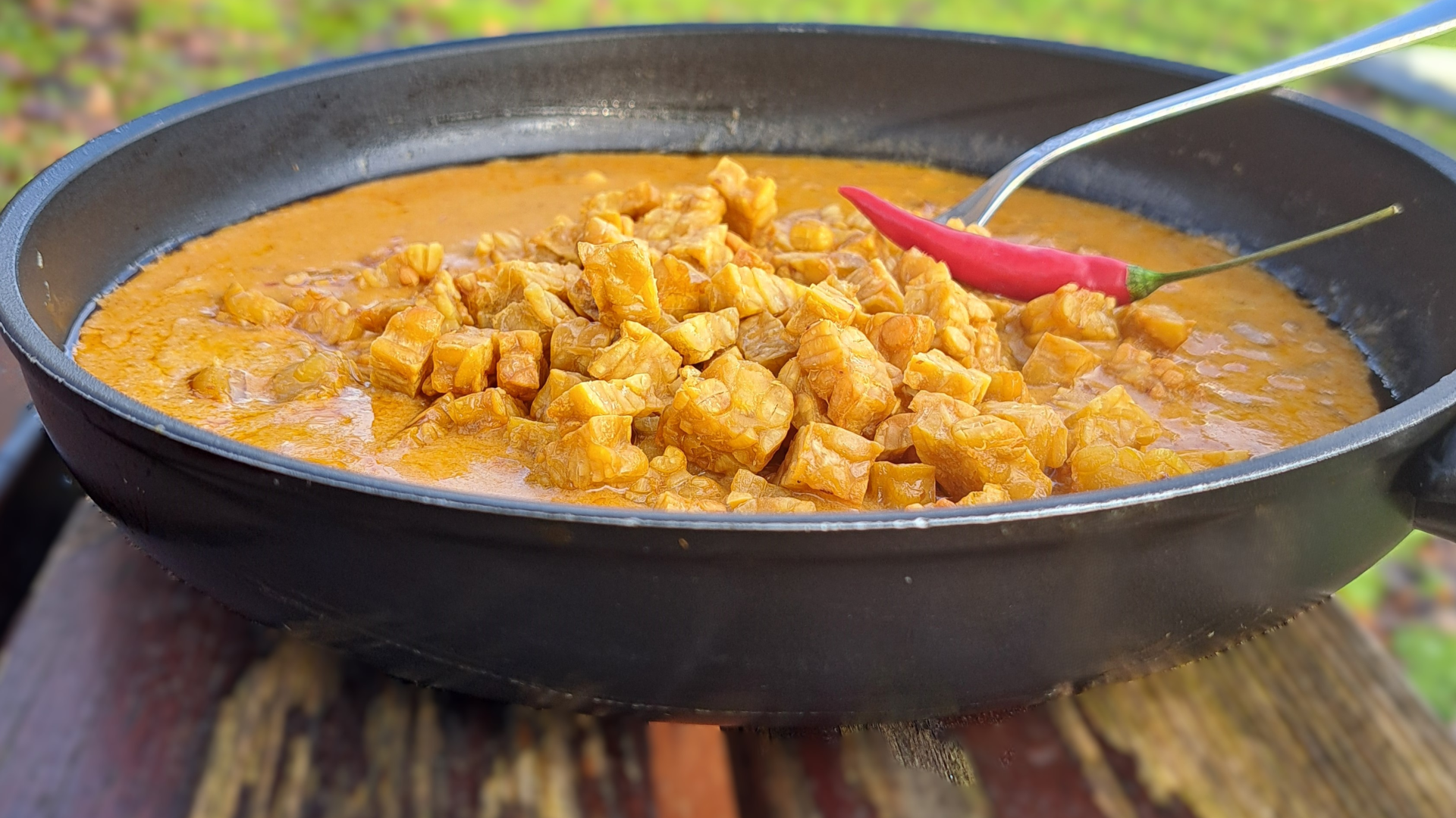 Tempeh goreng in der Pfanne auf einem Tisch