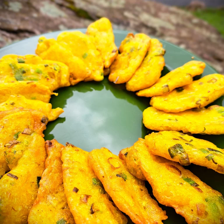 Tempehnuggets auf grünem Teller