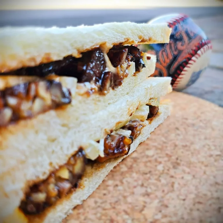 Toastsandwitch mit mainiertem Tempeh und Zweibelringen