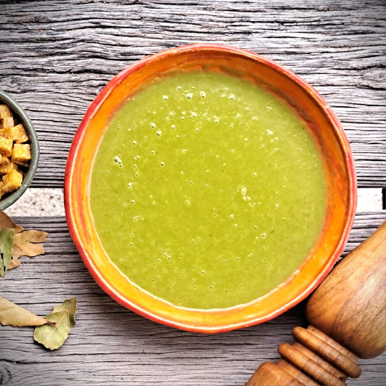 Lauchsuppe im roten Teller und Tempeh Croutons in einer Schale