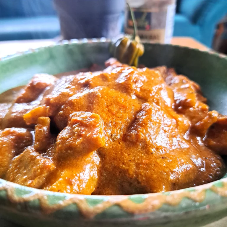 Tempeh Curry in grünem Teller