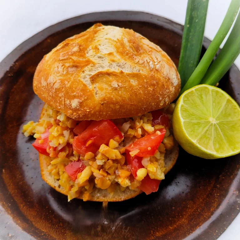 Tempeh Sandwich ohne Tempeh Bacon mit Tomaten und Limette