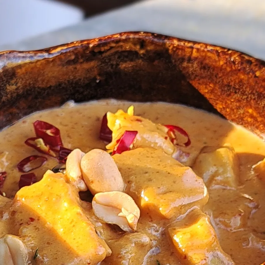 Cremiges Panang Curry in einer braunen Keramikschale