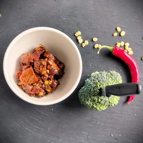 Tempeh-Stir-Fry mit Sojasauce 